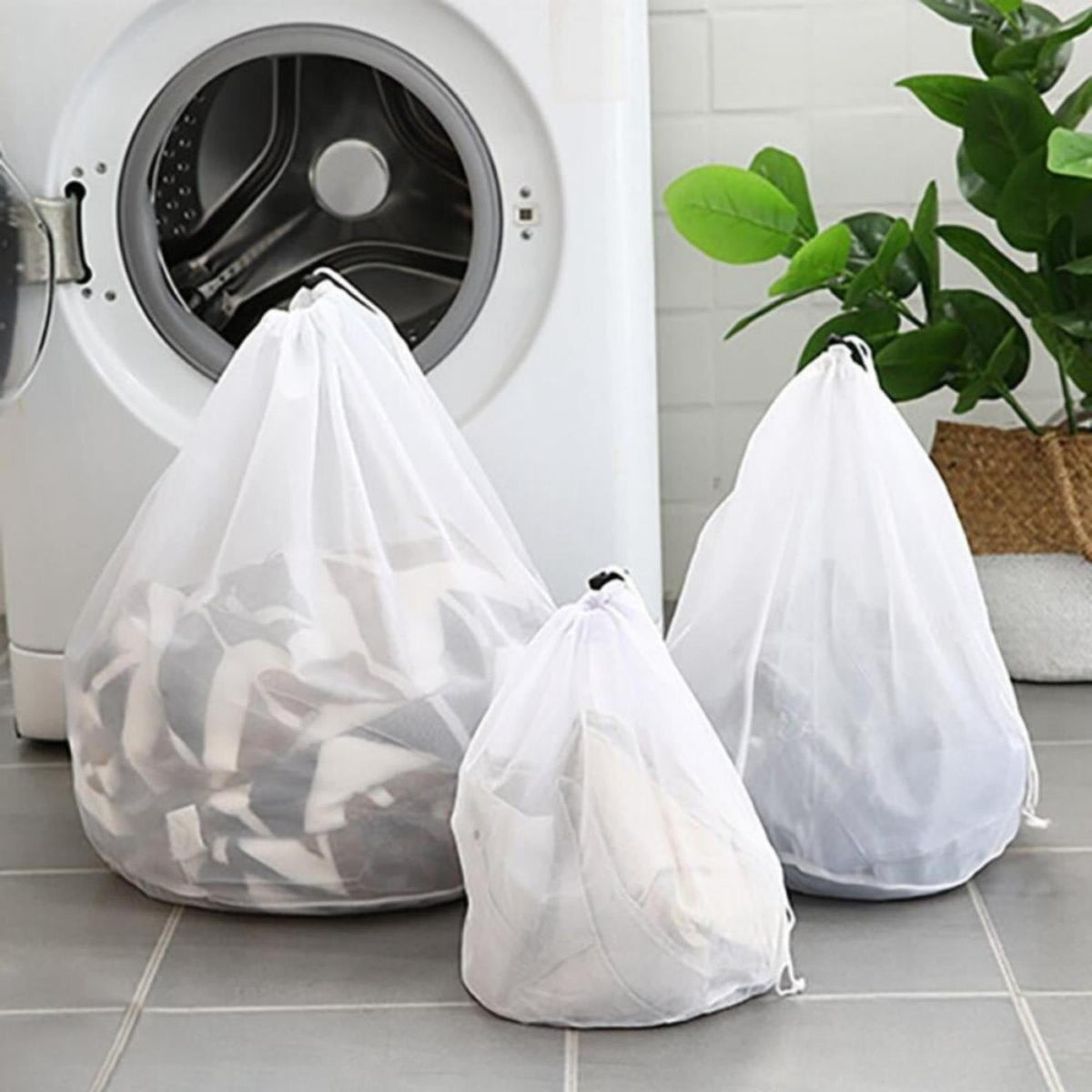 1 Pack Large Laundry Bags,Heavy Duty Diamond Mesh Laundry Bags with Drawstring Closure, Large Laundry Hamper Liner, Washable Laundry Essentials for Travel, Sports, Dorms,White (19.6in) 15.7in